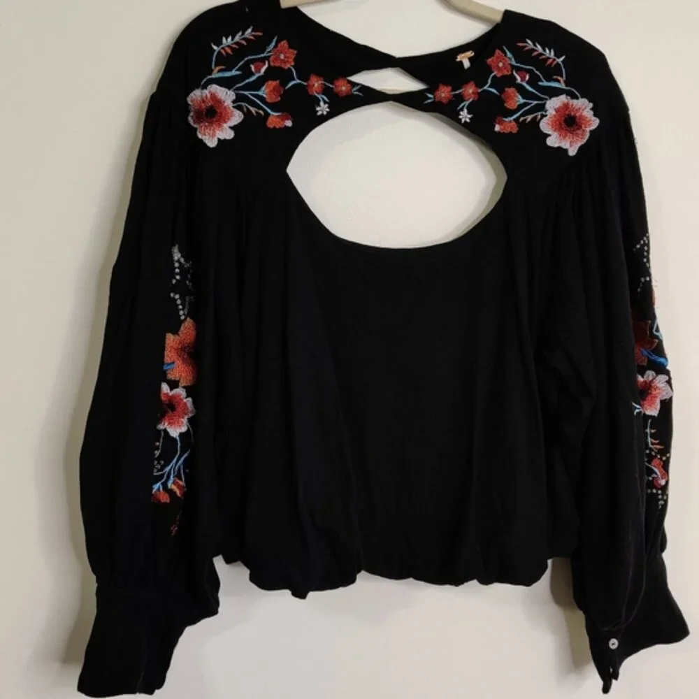 FREE PEOPLE Black Floral Embroidered Keyhole Ballin Sleeve Boho Top EUC sz M